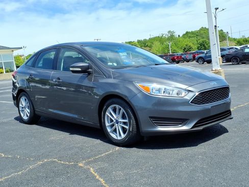 Used 2018 Ford Focus SE w/ Cold Weather Package FWD image 2
