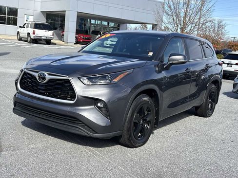 Used 2023 Toyota Highlander LE FWD image 4