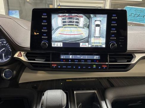 Used 2024 Toyota Sienna Platinum image 10