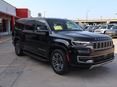Used 2024 Jeep Wagoneer L Series II AWD/4WD image 4