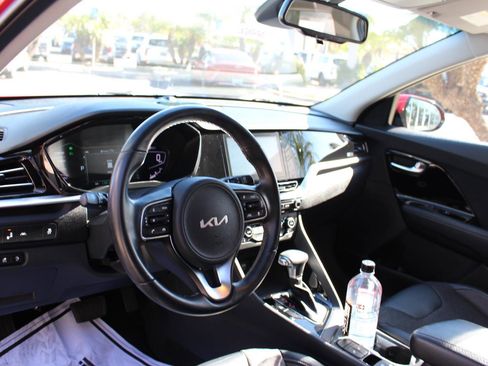Used 2022 Kia Niro EX image 17