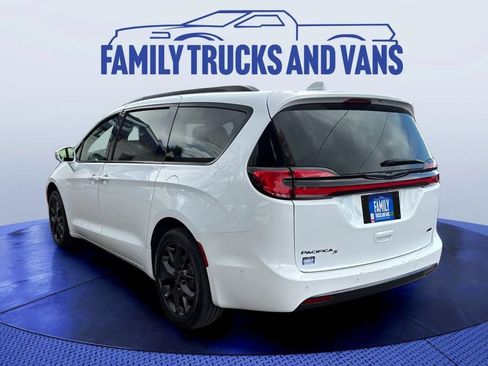 Used 2022 Chrysler Pacifica Touring-L w/ Uconnect Theater Family Group AWD/4WD image 3