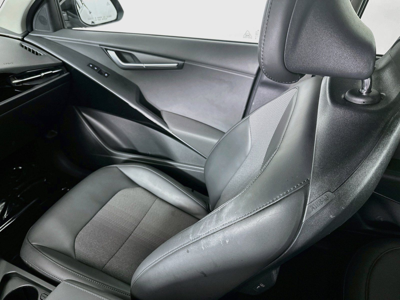 Used 2025 Kia Niro EX FWD image 24