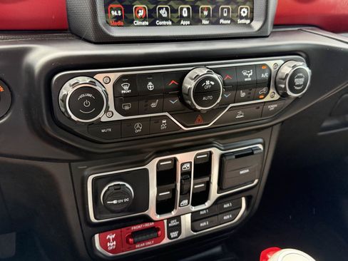 Used 2023 Jeep Wrangler Unlimited Rubicon w/ LED Lighting Group AWD/4WD image 23