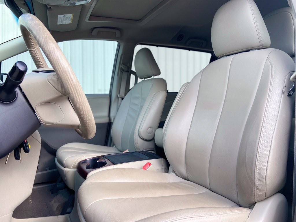 Used 2014 Toyota Sienna XLE FWD image 15
