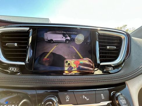 Used 2019 Chrysler Pacifica Limited image 17