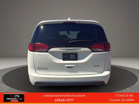 Used 2020 Chrysler Pacifica Touring-L FWD image 5