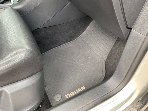 Used 2010 Volkswagen Tiguan S image 38