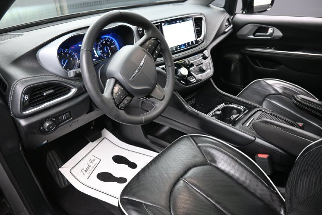 Used 2025 Chrysler Pacifica Limited FWD image 19