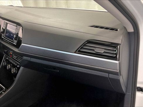 Used 2024 Volkswagen Jetta SE w/ Panoramic Sunroof Package image 13