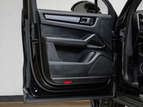 Used 2023 Porsche Cayenne Platinum Edition image 45