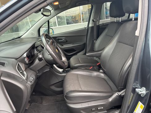 Used 2022 Chevrolet Trax LT w/ LT Convenience Package image 18