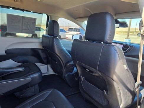 Used 2022 Chrysler Pacifica Touring-L AWD/4WD image 14