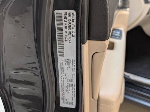 Used 2021 Jeep Grand Cherokee Limited image 38