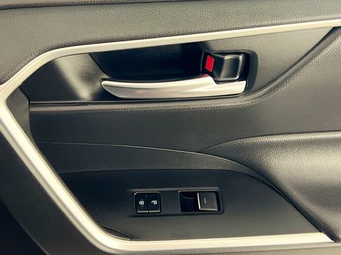 Used 2022 Toyota RAV4 SE image 31