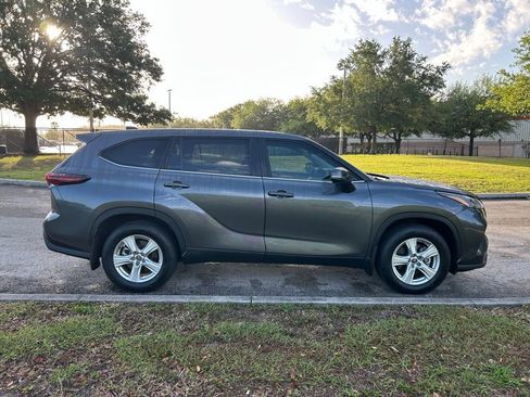 Used 2025 Toyota Highlander LE image 6