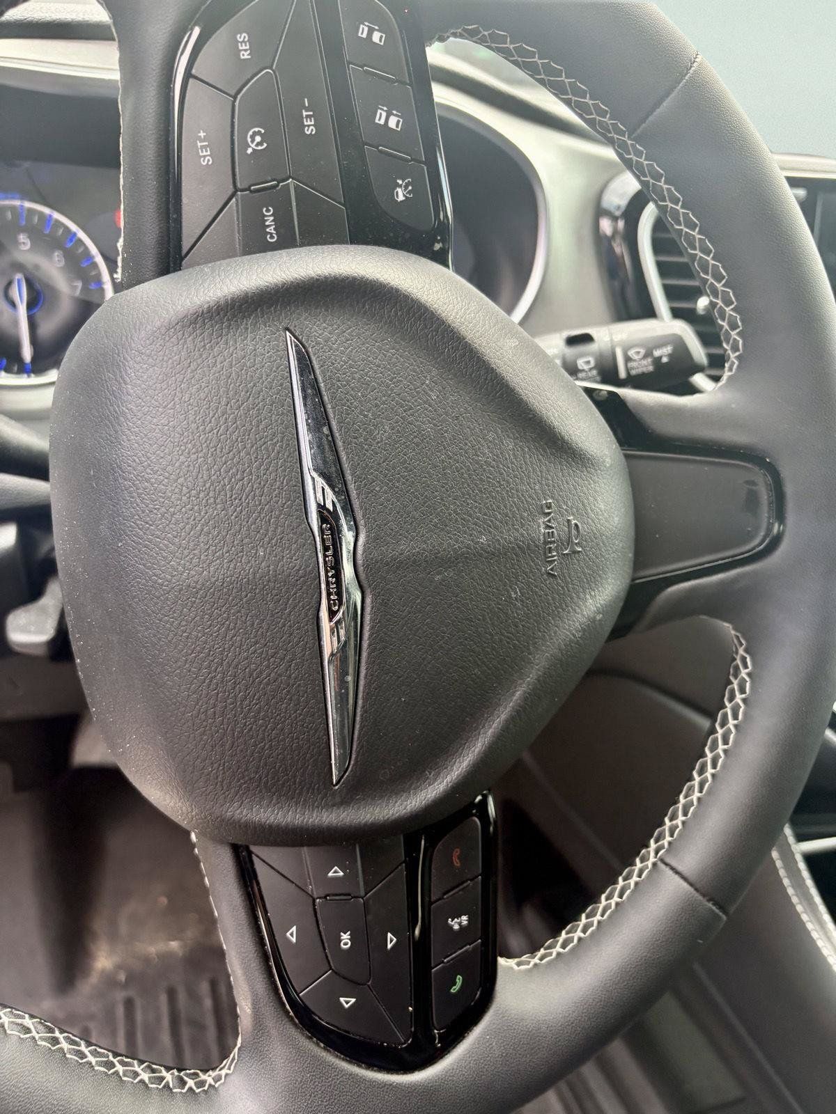 Used 2024 Chrysler Pacifica Limited w/ S Appearance Package FWD image 12