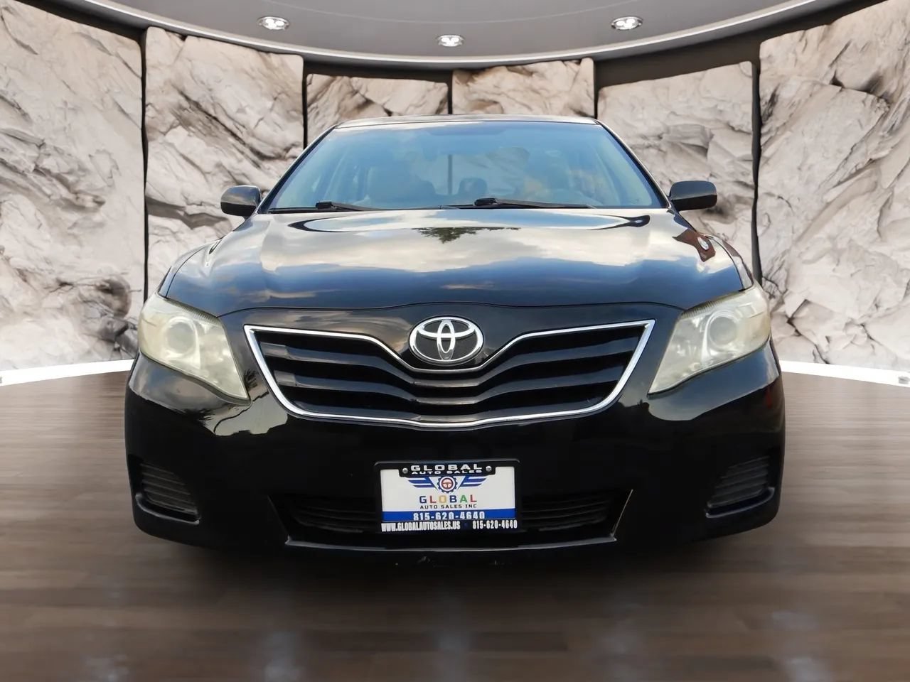 Used 2010 Toyota Camry LE FWD image 2