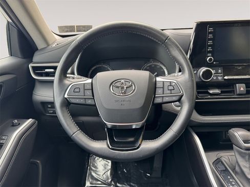 Used 2021 Toyota Highlander XLE image 12