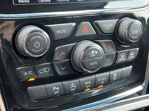 Used 2022 Jeep Grand Cherokee Laredo X AWD/4WD image 24