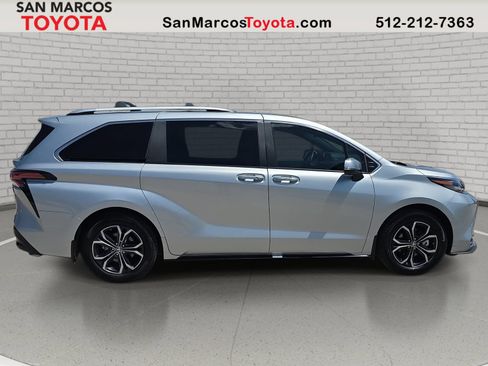 Used 2025 Toyota Sienna Platinum AWD/4WD image 5