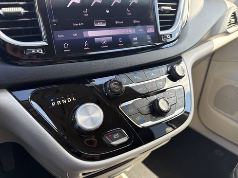 Used 2024 Chrysler Pacifica Touring-L FWD image 26