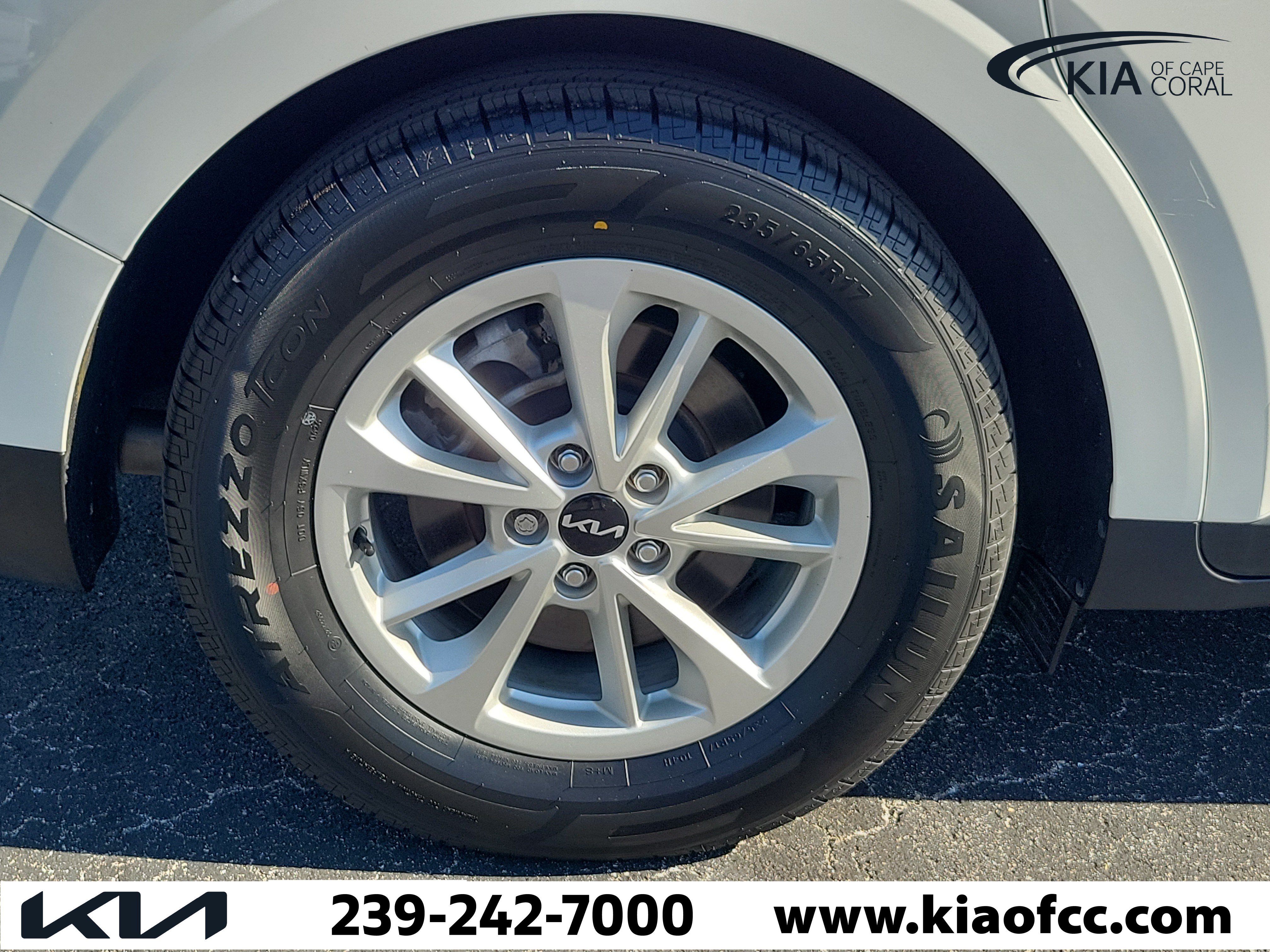 Certified 2024 Kia Carnival LX FWD image 9