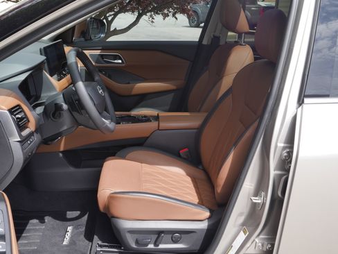 Certified 2025 Nissan Rogue Platinum w/ Platinum Premium Package AWD/4WD image 3