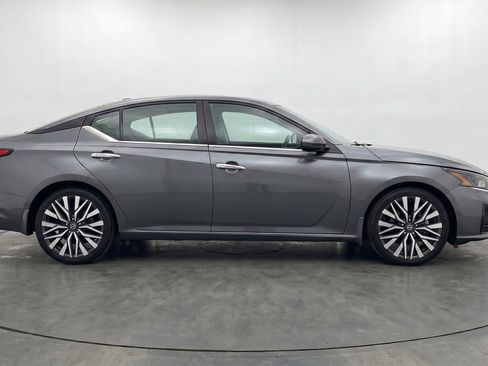 Used 2025 Nissan Altima 2.5 SV FWD image 11