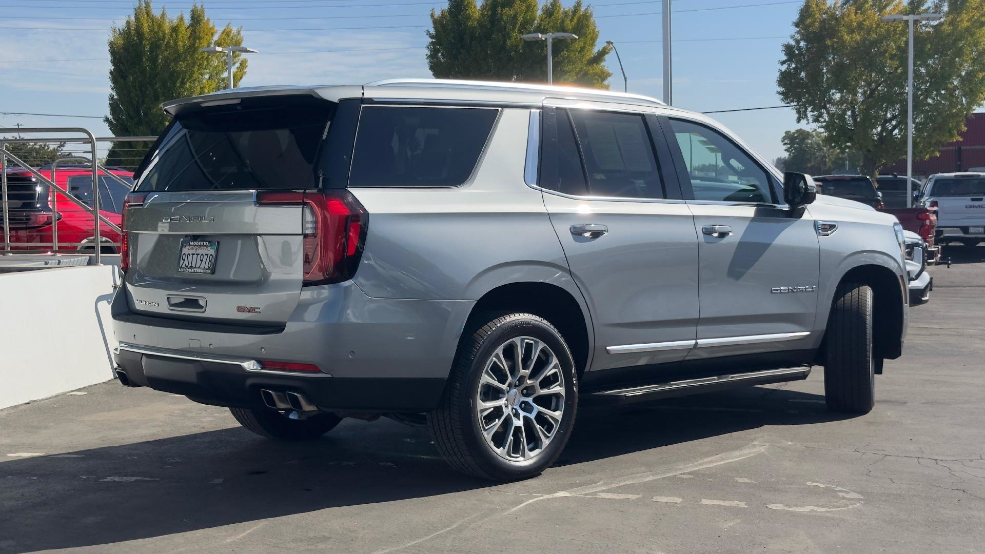Used 2025 GMC Yukon Denali AWD/4WD image 4