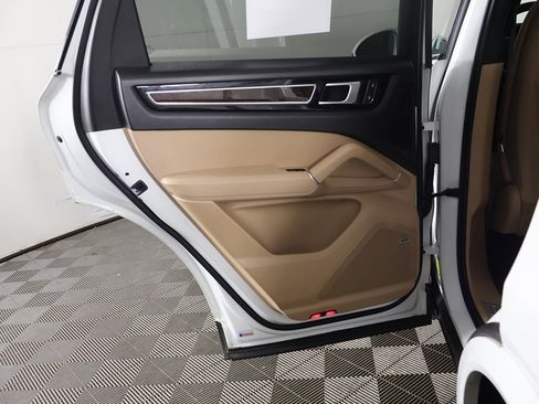 Used 2023 Porsche Cayenne Platinum Edition image 26