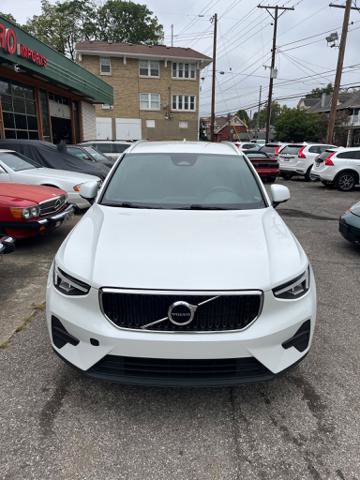 Used 2023 Volvo XC40 B5 Core AWD/4WD image 2