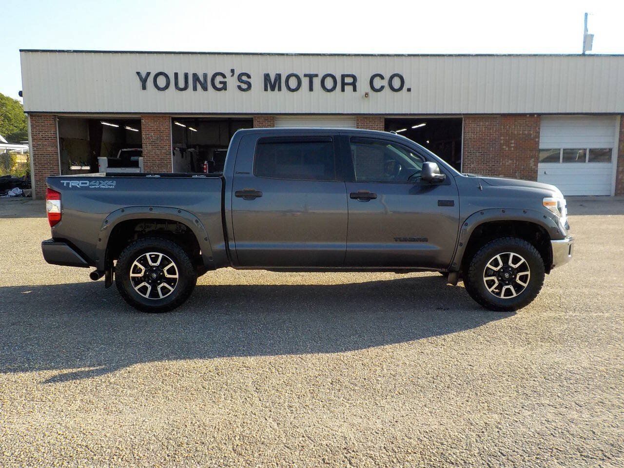 Used 2018 Toyota Tundra Limited w/ Limited Premium Package AWD/4WD image 7