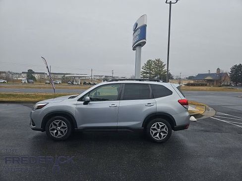 Used 2022 Subaru Forester Premium image 1