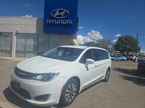 Used 2020 Chrysler Pacifica Touring-L Plus FWD image 1