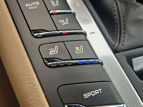 Certified 2021 Porsche Macan w/ Premium Package Plus AWD/4WD image 23