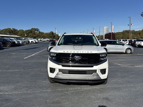 New 2025 Ford Expedition Platinum w/ Driver's Package image 3