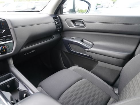 Used 2025 Nissan Pathfinder SV AWD/4WD image 14