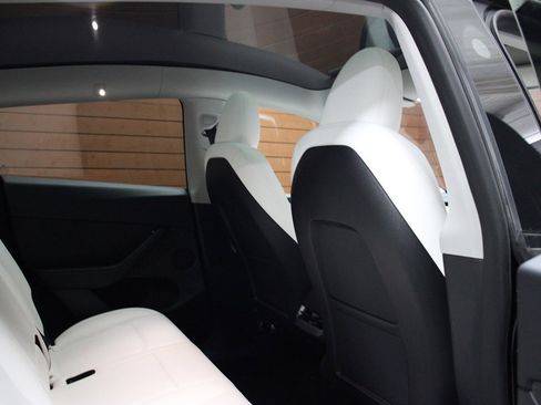 Used 2023 Tesla Model Y 2WD image 28