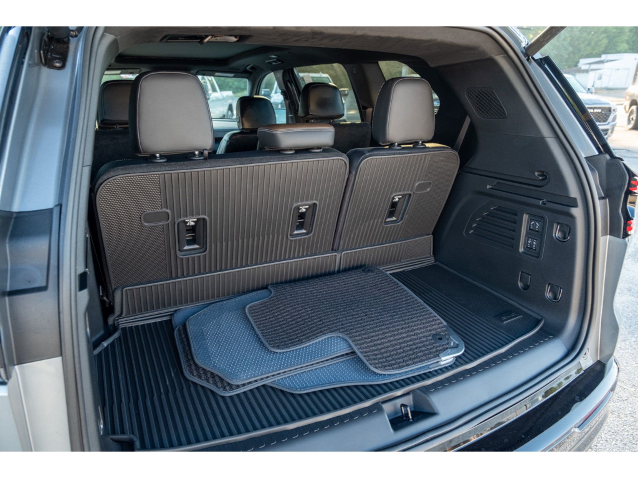 New 2027 GMC Acadia Denali Ultimate w/ LPO, Black Badging Package FWD image 33