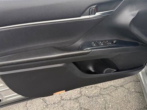 Used 2018 Toyota Camry SE image 6