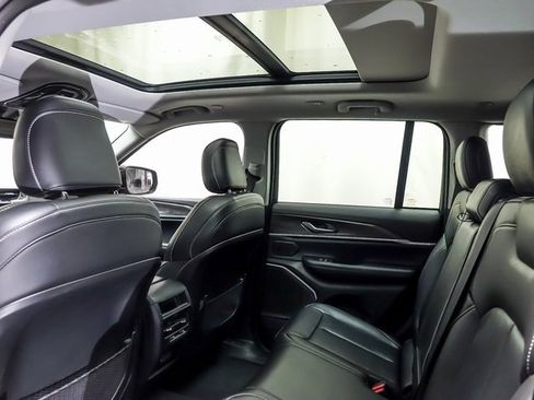 Used 2022 Jeep Grand Cherokee Limited image 12