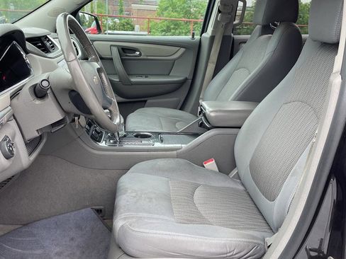 Used 2017 Chevrolet Traverse LT w/ Style and Technology Package image 6