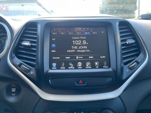 Used 2018 Jeep Cherokee Latitude Plus AWD/4WD image 22