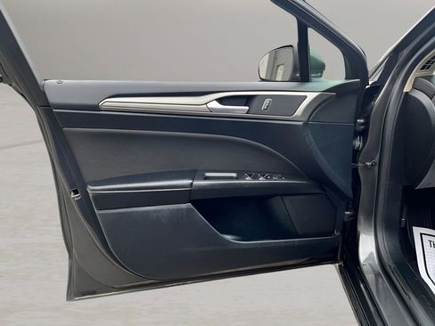 Used 2019 Ford Fusion SE image 18