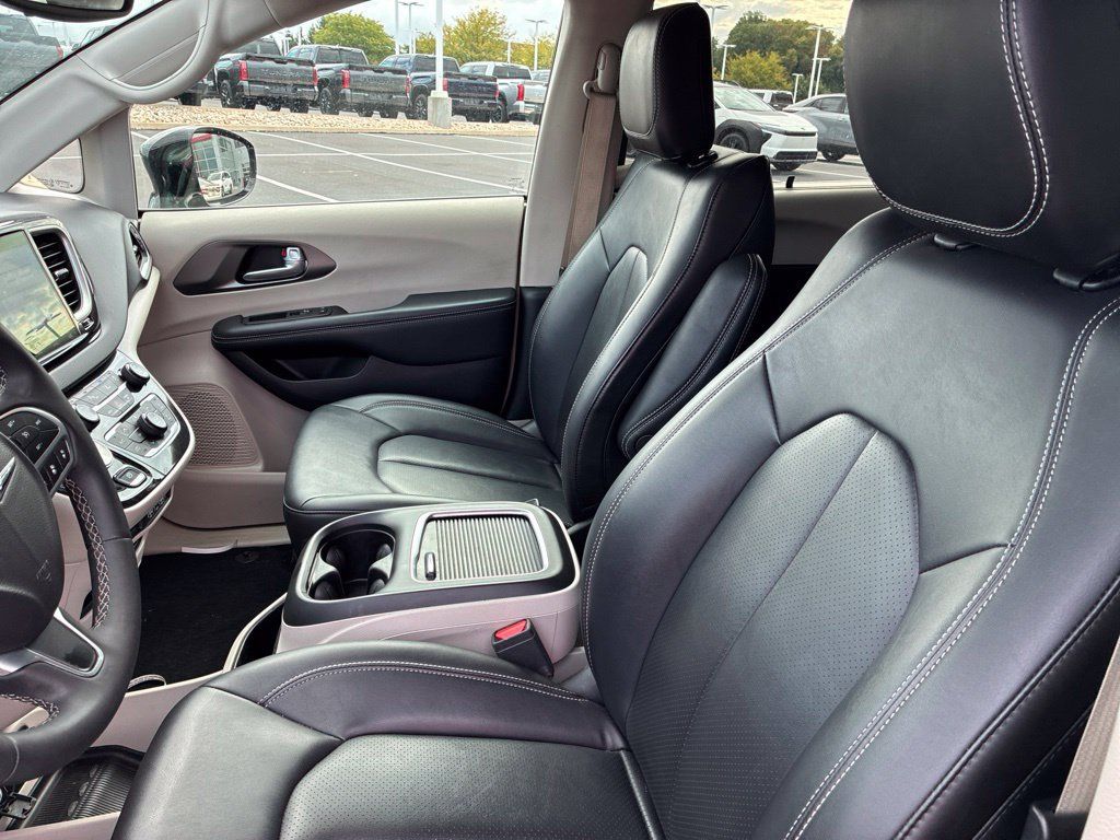 Used 2024 Chrysler Pacifica Touring-L FWD image 28