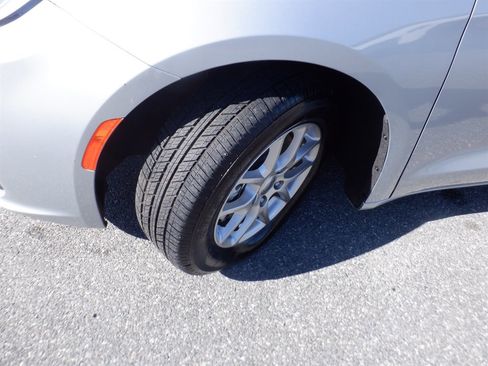 Used 2023 Chrysler Pacifica Touring-L image 20