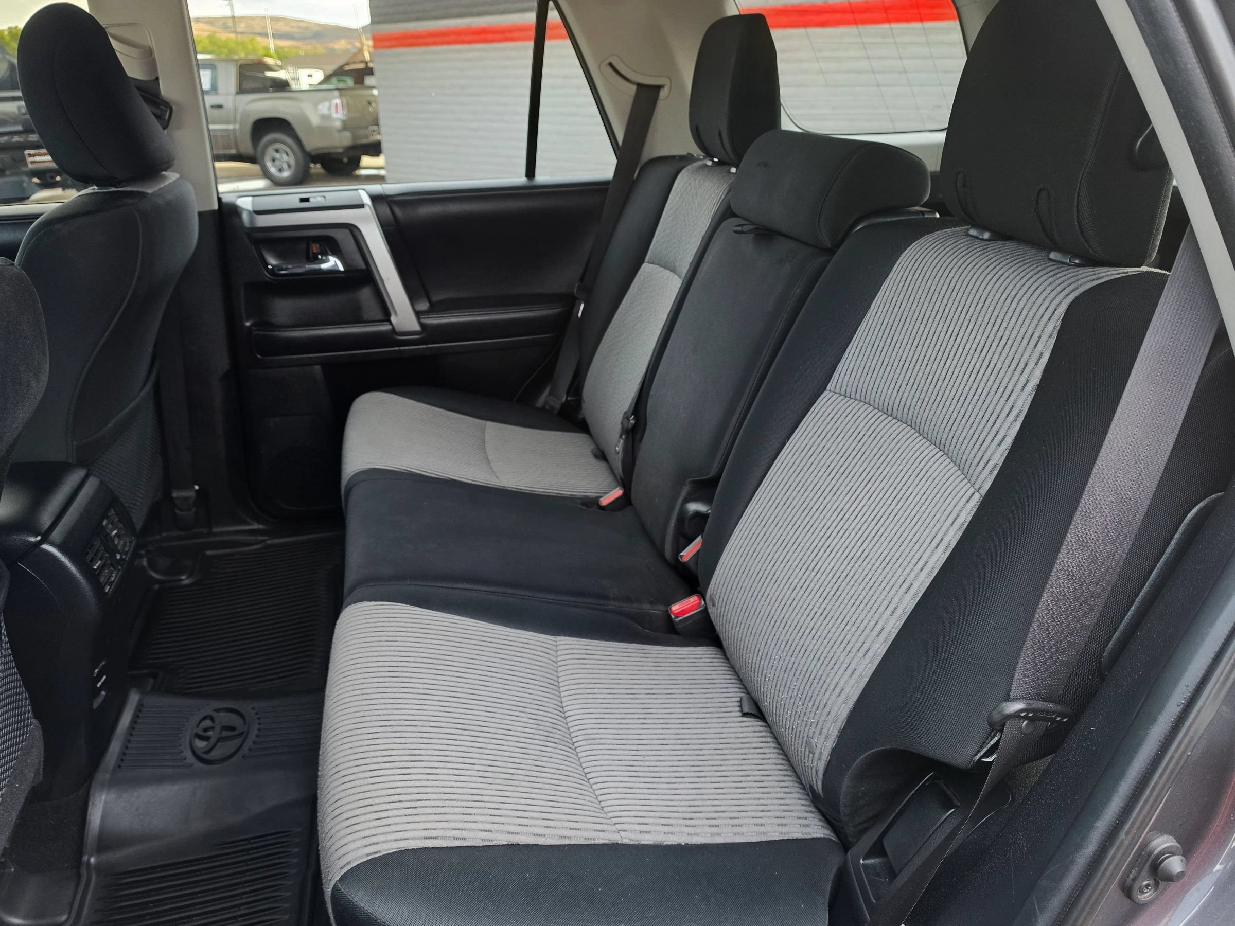 Used 2018 Toyota 4Runner SR5 AWD/4WD image 18