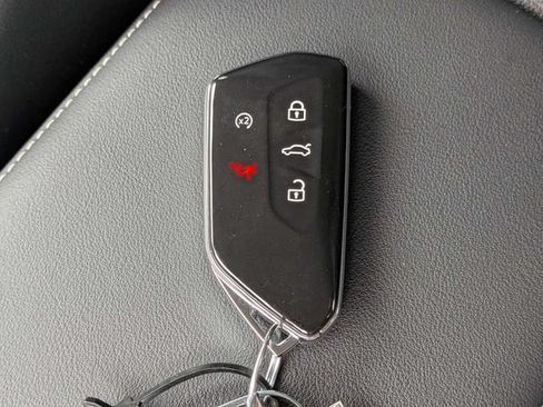 Certified 2025 Volkswagen Tiguan SE FWD image 30