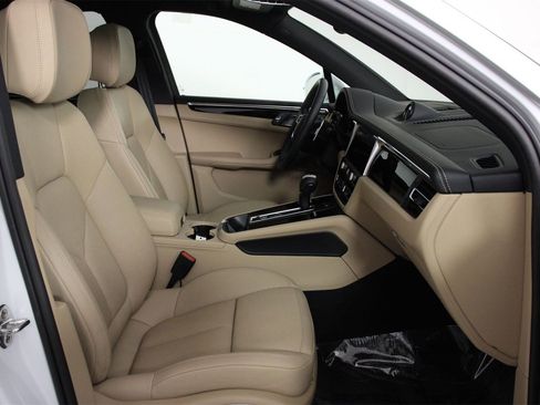 Certified 2025 Porsche Macan S image 31